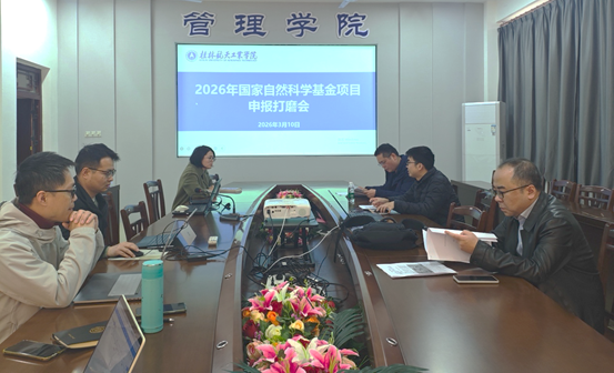 一群人在餐厅用餐AI 生成的内容可能不正确。