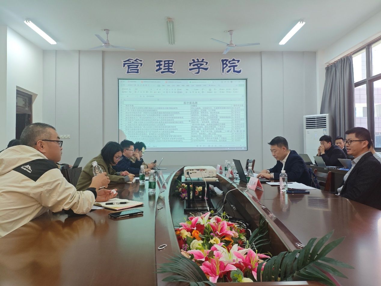 一群人在餐厅里用餐中度可信度描述已自动生成