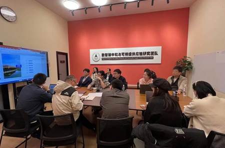 会议室里的人们描述已自动生成